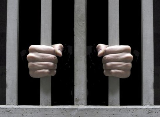Individul care se dădea drept poliţist şi jefuia străini rămâne în arest